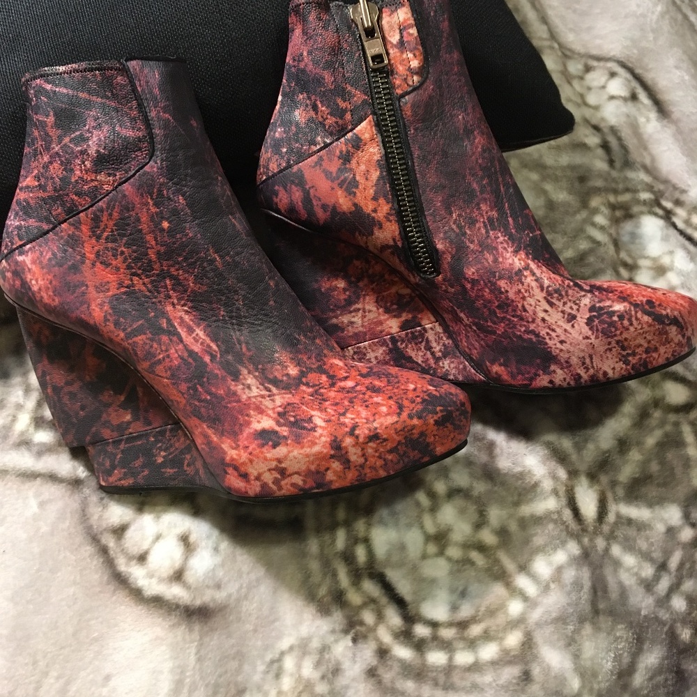 Helmut Lang Game of Thrones Black and Red Marble Leather Ankle Booties - Picture 12 of 16